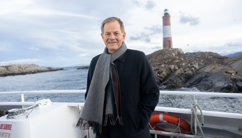 Elder Gary E. Stevenson visitando o farol - Igreja na América do Sul